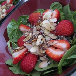spinatsalat mit erdbeeren und mandelblättchen