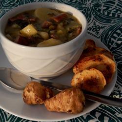 suppe mit jerusalem artischocken und würstchen