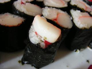 sushi kreation mit surimi und radischen