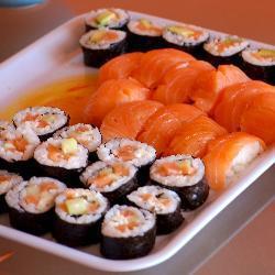 sushi mit lachs