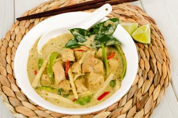 thailändische hühnersuppe mit garnelen und koriander