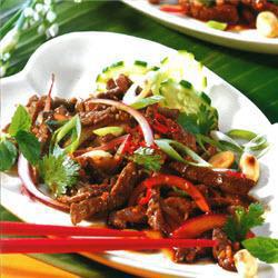 thailändischer rindfleischsalat mit erdnüssen