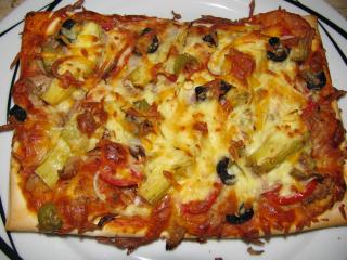 thunfischpizza mit oliven und artischocken