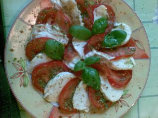 tomate mozzarella mit basilikum