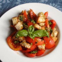 tomaten brot salat mit pesto