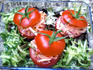 tomaten gefüllt mit gemüsesalat auf blattgrün