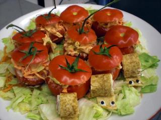 tomaten gefüllt mit möhren und eisbergsalat