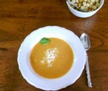 tomaten mozarella suppe