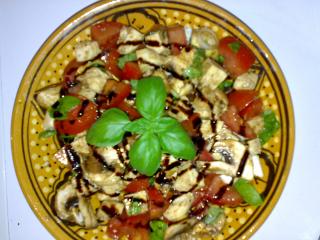 tomaten mozzarella salat mit champignons und frühlingszwiebeln