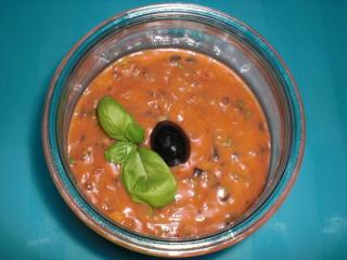 tomaten paprika dip mit oliven und basilikum