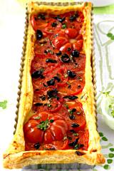 tomaten tarte mit schwarzen oliven