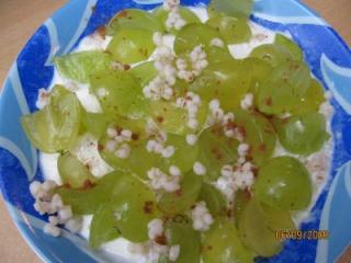 traubensalat auf frischkäse zimtcreme mit perlgraupen