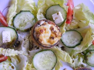 überbackene champignons auf buntem salat