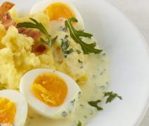 variation von eier in ruccola senf soße
