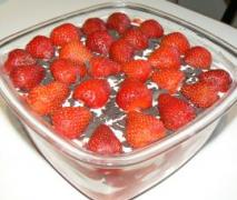variation von erdbeer tiramisu
