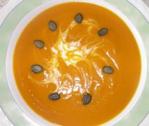 variation von kürbis suppe mit kokosmilch pikant