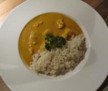 variation von mildes hähnchen curry mit reis