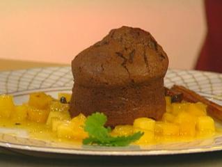 warmer schokoladenkuchen mit ananas ragout