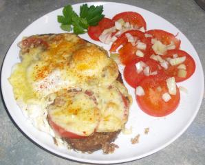 würziges tomatenbrot mit ei und käse überbacken