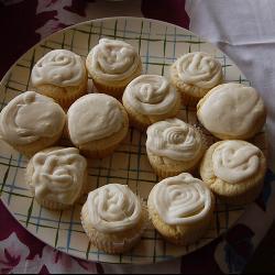 zitronen cupcakes mit zitronen buttercreme — rezepte suchen