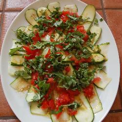 zucchini carpaccio mit tomaten und basilikum