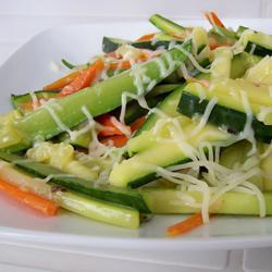 zucchini und möhrengemüse mit basilikum käsesauce